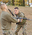 Marines USA fanno pratica con la baionetta OKC-3S inastata sul fucile M16. (2006)]