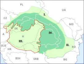 La cuenca de Panonia (III), rodeada por los Cárpatos y la meseta de Transilvania (IV), al este y al norte. También se muestran los Lowlands rumanos (II) y las depresiones Subcarpacia (I) más allá de los Cárpatos (también conocidos como Transcarpacia). A veces se incluye la cuenca de Sava, al sur (no se indica) como peri-panoniana.