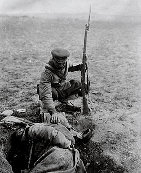 Bolgarski vojak ob padlem tovarišu med prvo balkansko vojno.