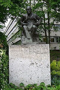 פסלו של פרויד ברחוב בלונדון בו התגורר