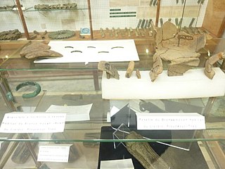 Bracelet à fermoir et débris de poterie datant de l'Âge du bronze moyen trouvés en bordure de la plage du Lividic en Plounéour-Trez