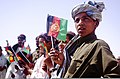 Helmand Eyaletinde ulusal bayrak sallayan Afgan çocuklar