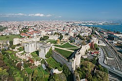 Yedikule adını, tarihî yarımadayı çevreleyen İstanbul surlarının semtte bulunan yedi kulesinden almaktadır.