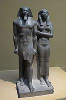 メンカウラー王と王妃の像、紀元前2490-2472年のエジプト第4王朝。