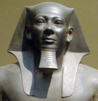 Статуя фараона Стародавнього царства Менкаура в немесі