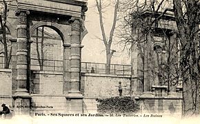 Vestiges du palais des Tuileries, lorsqu'ils servaient d'élément décoratif au sein du jardin des Tuileries.