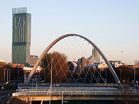 位於休姆（英語：Hulme, Manchester）的休姆拱橋，背景當中能夠看到比瑟姆塔