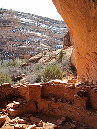 Kiva du Grand Gulch Archeological District, de plan circulaire et semi-enterré, utilisé par les Pueblos.