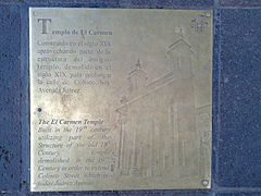 Placa en el templo.