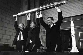 James Van Allen (al centre) amb una rèplica de l'Explorer 1