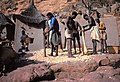 Jongelui stampen uien fijn om er ballen van te maken, Tireli, Mali 1980