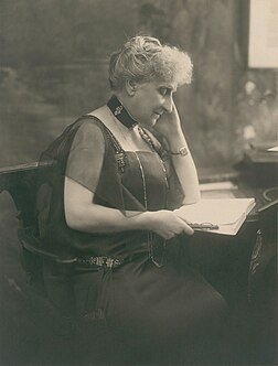 La philanthrope et féministe française Adrienne Avril de Sainte-Croix, photographiée en 1925 par Henri Manuel. (définition réelle 2 490 × 3 278)