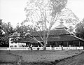 Suasana di luar Masjid Agung Banten pada tahun 1933