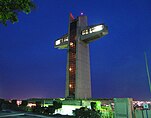 La Cruceta del Vigía alberga un centre turístic a la seva base, una torre vertical de deu pisos i un pont aeri horitzontal amb vistes panoràmiques de la ciutat de Ponce i el Mar Caribe.