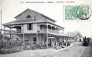 Вокзал в Луга́ на открытке, франкированной почтовой маркой Сенегала времён Французской Западной Африки (1908)