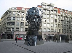 Cabeza cinética de Franz Kafka, obra de David Černý (2014)
