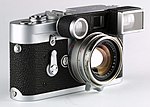 Leica M3 mit Suchervorsatz („Brille“) für 35-mm-Objektive