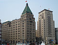 Edifices du "Peace Hotel" et de la "Bank of China" sur le Bund (Shanghai)