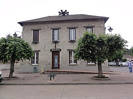 The town hall in Saclas