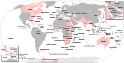 مناطقی از جهان که بخشی از امپراتوری استعماری بریتانیا بودند به همراه سرزمین‌های فرادریایی بریتانیا که با خط قرمز مشخص شده‌اند. کشورهای تحت‌الحمایه در سایه‌های روشن‌تر نشان داده شده‌اند