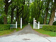 Poort voor de rijlaan naar de borg