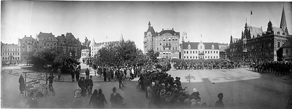 Kronprinsens husarer K 7 paraderar på Stortorget i Malmö 1927.