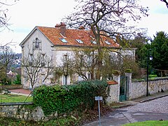 Le Clos Saint-Louis ou villa Saint-Côme, résidence de campagne d'un avocat parisien du milieu du XIXe siècle sous l'influence du style classique. Elle voisine avec le château Saint-Côme.