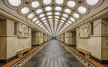 Le quai central de la station Elektrozavodskaïa du métro de Moscou. (définition réelle 7 423 × 4 639)