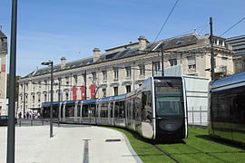 Rame du tramway devant la gare de Tours.