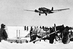 מטוס תובלה מסוג יונקרס Ju 52 בנחיתה, חורף 1942