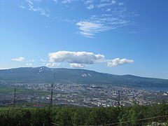 Vue de Magadan avec le mont Martchekan.