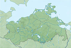 Mapa konturowa Meklemburgii-Pomorza Przedniego, po lewej nieco na dole znajduje się owalna plamka nieco zaostrzona i wystająca na lewo w swoim dolnym rogu z opisem „Ziegelsee”