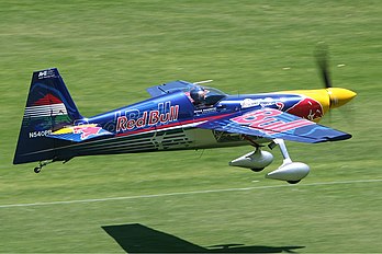 Un Zivko Edge 540 participant à l'épreuve de Perth du Championnat du monde Red Bull de course aérienne 2006, revenant au sol. (définition réelle 1 024 × 683)