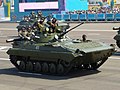 2015年の対独戦勝記念日パレードに登場したロシア陸軍のBMP-2。砲塔では戦車兵姿の車長と砲手が敬礼している。