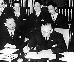 Kintomo Musakodzsi vikomt, Japán nagykövete és Joachim von Ribbentrop, a náci Németország külügyminisztere aláírják az antikomintern paktumot