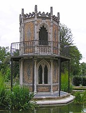 Tour gothique dans le jardin public de Cognac