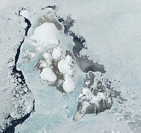 Снимок со спутника. Ярко-белые пятна на тёмном фоне — ледники. Июль 2001 года.