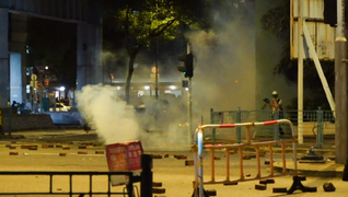 凌晨零時41分，警方在尚德邨外十字路口發射催淚彈