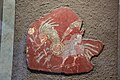 Petit fragment (26 X 30.8 X 4 cm) en provenance de Techinantitla, représentant un oiseau (Quetzal ?) muni d'un bouclier et d'un projectile.