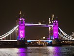 Тауэрский мост окрасился в фиолетовый цвет в честь Елизаветы II (9 сентября).