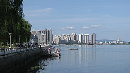 'n Uitsig oor Dandong se stadsilhoeët aan die Yalu-rivier.