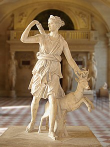 העתק רומי מן המאה הראשונה של פסל הלניסטי מן המאה הרביעית לפנה"ס, שהציג את אלת הציד היוונית ארטמיס; מוצג במוזיאון הלובר, פריז, ומוכר בכינוי "דיאנה מוורסאי" (Diane de Versailles)