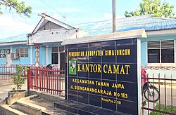 Gapura selamat datang di Kecamatan Tanah Jawa