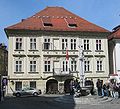 Stari trg 34: Stiški dvorec (danes Akademija za glasbo v Ljubljani), v ospredju je Herkulov vodnjak