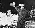 Активное участие бойцов СА в сожжении запрещённых книг. Берлин, 10 мая 1933 г.