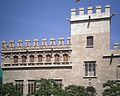 Llotja de València. Arc conopial a la torre i filera d'arcs conopials de taló a la galeria del pis superior.