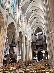 Nef côté chaire et tribune d'orgue.