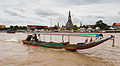 Coda lunga barca nel fiume Chao Phraya con Wat Arun nella parte posteriore