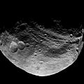 Снимок аппарата «Dawn» 23 июля 2011 года с расстояния 5200 км. В левой части хорошо заметен тройной кратер-«снеговик»[24]