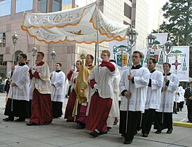 Торжественная процессия со Святыми Дарами в праздник Тела и Крови Христовых.